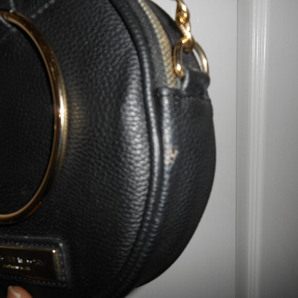 MARC NEW YORK ROUND CROSSBODY/SHOULDER BAG BLK & GOLD TONE HARDWARE FAUX LEATHER - Picture 6 of 16